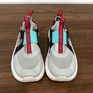 Nike girls size 4 youth tennis shoes EUC